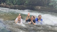 Dalam unggahannya, Baifern tampak seru-seruan main air hingga berendam di aliran sungai dengan air yang jernih. (dok. Instagram @baifernbah) 