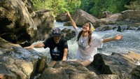 Air terjun yang dikunjungi Baifern Luevisadpaibul bernama Khlong Chao. (dok. Instagram @baifernbah) 