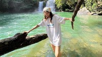 Belum lama ini Baifern Luevisadpaibul berlibur ke sebuah curug atau air terjun di Provinsi Trat, Thailand. (dok. Instagram @baifernbah)