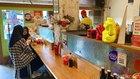 Ada mini bar di depan dapur dan kasir yang bisa kamu pakai untuk duduk. Nuansa vintage sangat terasa kental. Foto: detikFood/Yenny Mustika Sari