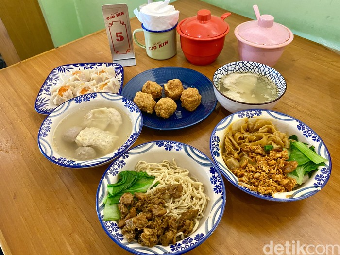 Bakmi Tjokin; tempat makan hits di Cihapit tawarkan yamie asin dan manis.