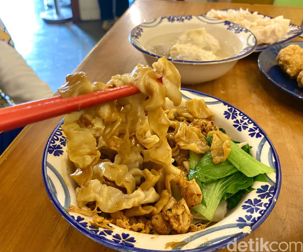 Bakmi Tjokin; tempat makan hits di Cihapit tawarkan yamie asin dan manis.