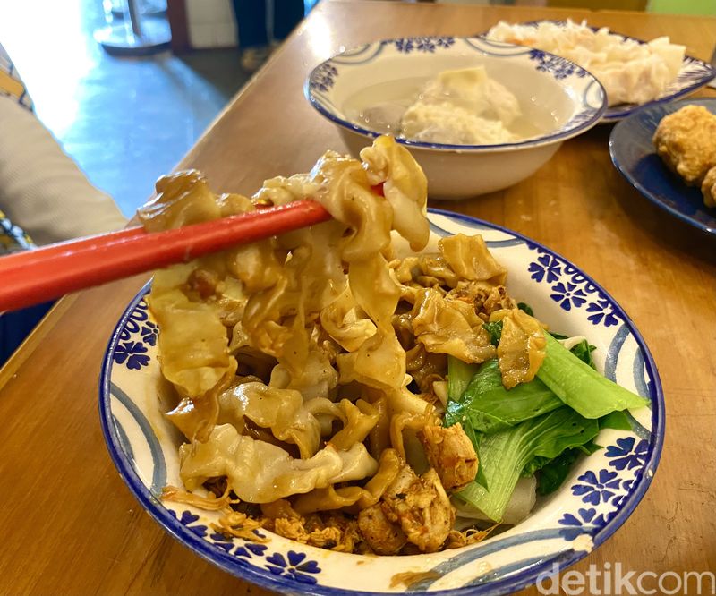 Bakmi Tjokin; tempat makan hits di Cihapit tawarkan yamie asin dan manis.