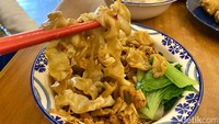 Ada juga menu Yamin manis yang menjadi andalan. Untuk menu satu ini kami memilih jenis mie lebar, topping ayam juga kami ganti dengan ayam rica-rica. Rasanya terasa nikmat saat kami cicipi. Foto: detikFood/Yenny Mustika Sari