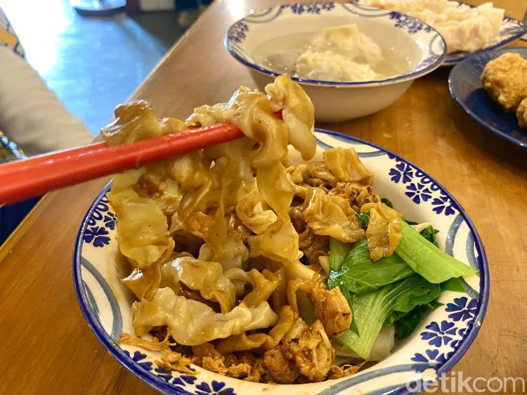 Raos! Ini Yamin Ayam Rica Manis Pedas Paling Hits di Cihapit-Bandung