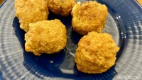 Namun favorit kami jatuh pada bakso goreng berisi 5 pcs yang sama-sama dibanderol harga Rp 25.000. Kami menyukai bakso goreng ini karena renyah di luar dan lembut di bagian dalamnya. Foto: detikFood/Yenny Mustika Sari