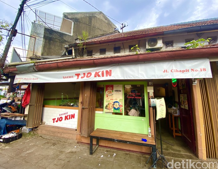 Bakmi Tjokin; tempat makan hits di Cihapit tawarkan yamie asin dan manis.