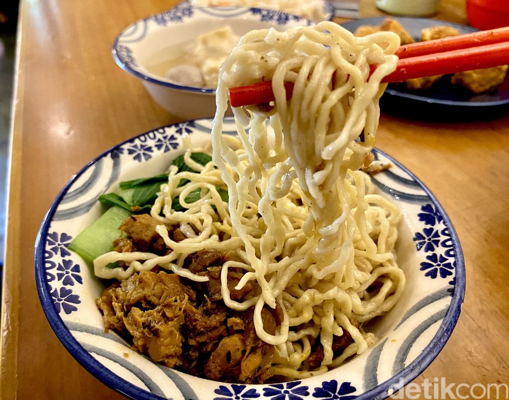 Bakmi Tjokin; tempat makan hits di Cihapit tawarkan yamie asin dan manis.