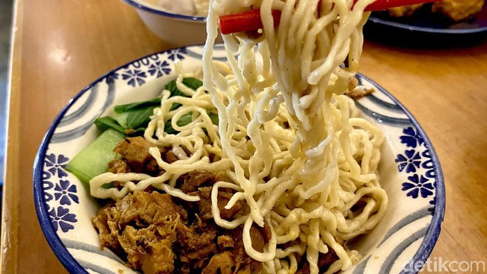 Bakmi Tjokin; tempat makan hits di Cihapit tawarkan yamie asin dan manis.