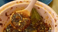 Minyak cabe atau chilli oil yang pedas berempah ini bisa ditambahkan ke semangkuk mie maupun untuk cocolan camilan. Foto: detikFood/Yenny Mustika Sari