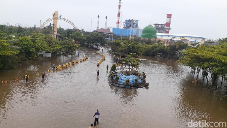 Banjir rob pelabuhan Tanjung Emas, Rabu (25/5/2022) pagi.