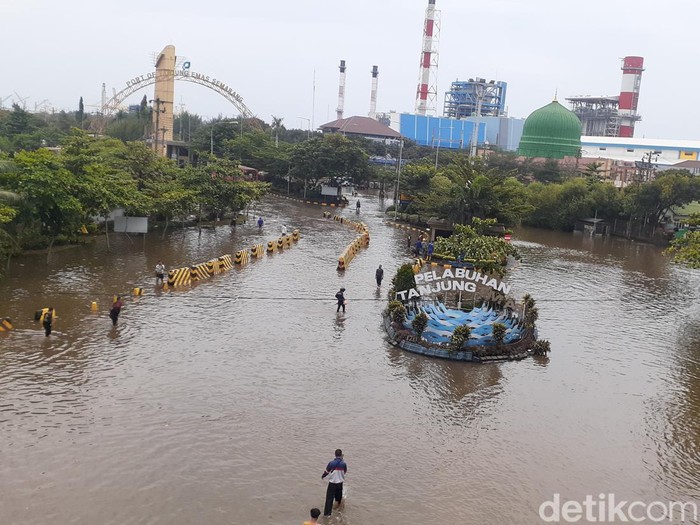 Banjir rob pelabuhan Tanjung Emas, Rabu (25/5/2022) pagi.