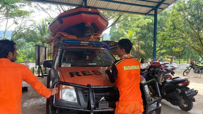 Basarnas Kendari turun melakukan pencarian bocah di Lutim yang diduga hilang terseret arus sungai.