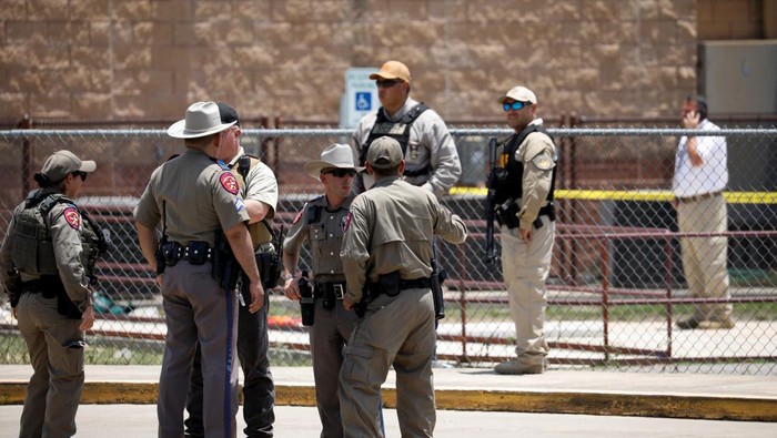Begini Kondisi di Lokasi Penembakan SD Texas yang Tewaskan 21 Orang Aksi penembakan di SD kawasan Texas, AS, menewaskan 21 orang. Insiden itu sebabkan sejumlah anak dievakuasi sementara polisi jaga ketat lokasi kejadian.