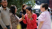 Sebelumnya, Gubernur Texas, Greg Abbot menyebut penembakan maut yang terjadi di sekolah dasar itu menewaskan 14 siswa dan satu orang guru. Namun kemudian pihak Kepolisian Texas memperbarui laporan mereka dengan menyebutkan jumlah korban tewas akibat penembakan maut di sekolah dasar menjadi 18 anak-anak dan tiga orang dewasa. (REUTERS/Marco Bello).