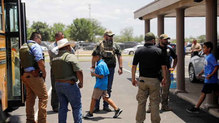 Begini Kondisi di Lokasi Penembakan SD Texas yang Tewaskan 21 Orang Aksi penembakan di SD kawasan Texas, AS, menewaskan 21 orang. Insiden itu sebabkan sejumlah anak dievakuasi sementara polisi jaga ketat lokasi kejadian.