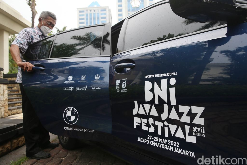 Bayu Riyanto, Vice President Sales and Network Development BMW Indonesia menyerahkan BMW Seri 3 terbaru sebagai VIP Fleet dari BNI Java Jazz Festival 2022 kepada Dewi Gontha, President Director Java Festival Production di Jakarta, Rabu (25/5/2022).