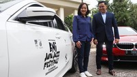 Bayu Riyanto, Vice President Sales and Network Development BMW Indonesia menyerahkan BMW Seri 3 terbaru sebagai VIP Fleet dari BNI Java Jazz Festival 2022 kepada Dewi Gontha, President Director Java Festival Production di Jakarta, Rabu (25/5/2022).   