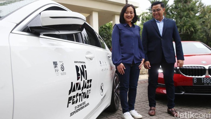 BMW Jadi Partner Transportasi Resmi Java Jazz Festival 2022 Bayu Riyanto, Vice President Sales and Network Development BMW Indonesia menyerahkan BMW Seri 3 terbaru sebagai VIP Fleet dari BNI Java Jazz Festival 2022 kepada Dewi Gontha, President Director Java Festival Production di Jakarta, Rabu (25/5/2022).