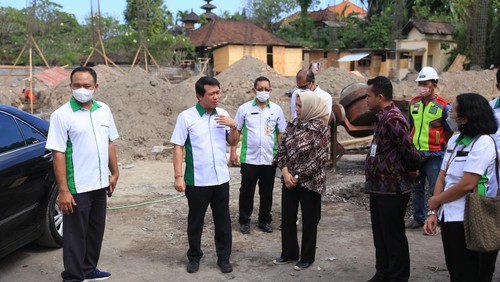 Bupati Klungkung I Nyoman Suwirta bersama Deputi Bidang Kewirausahaan Kementerian Koperasi UKM RI, Siti Azizah melakukan peletakan batu pertama pembangunan gedung PLUT di Desa Kamasan