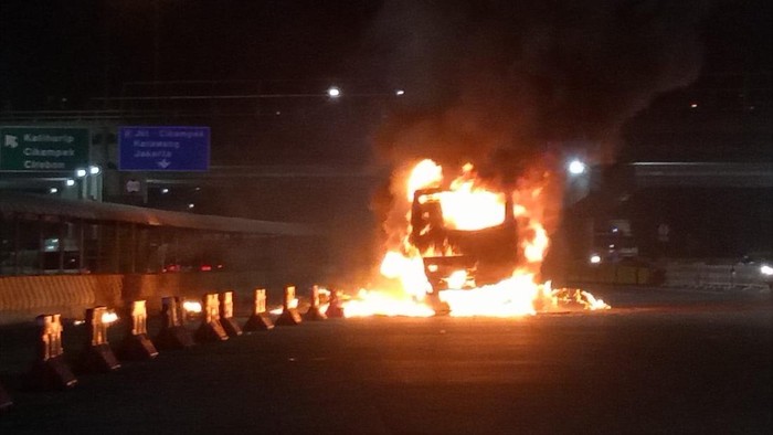 Bus terbakar di ruas Tol Cipularang.