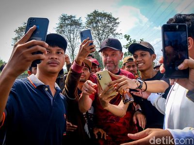 Cekrek! Thomas Doll Jadi Sasaran Selfie The Jakmania