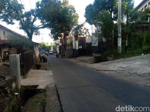 Cerita Crazy Rich Grobogan Meurih Perbaiki Jalan Cilengkrang