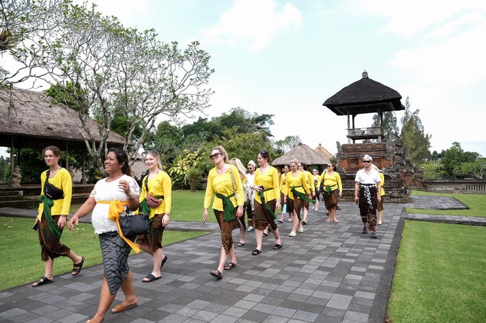 Delegasi Global Platform for Disaster Risk Reduction di Pura Taman Ayun Bali