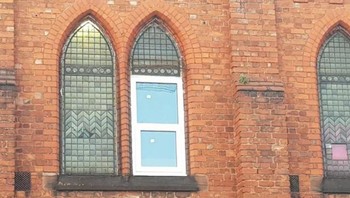 Kenapa jendelanya nggak dibikin sama sih? Reddit via Brightside