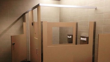 Toilet dengan bilik yang terbuka. Reddit via Brightside