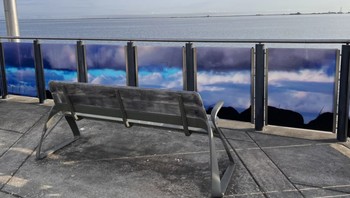 Pemandangan laut yang sebenarnya malah ditutup dengan panel yang dicat seperti laut. Reddit via Brightside