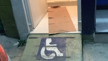 Untuk pengguna kursi roda, ehh tapi kok naiknya tangga ya? Reddit via Brightside