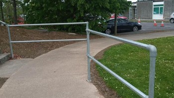 Tiang yang justru menghalangi jalan. Reddit via Brightside