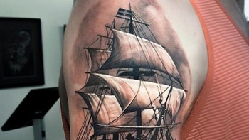 Ia juga mempelajari program penyuntingan gambar, karena program itu membantunya merancang tato baru. Foto: Brightside