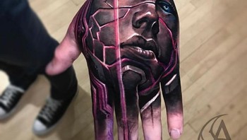 Ketika Arlo baru berusia 17 tahun, dia meminta seorang teman yang lebih tua untuk membelikan mesin tato pertamanya untuknya. Foto: Instagram/arlotattoos