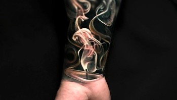 Sebab diusianya tersebut tidak memungkinkan dirinya untuk membeli sendiri secara legal. Sejak itu ia membuat tato untuk teman-teman terdekatnya. Foto: Instagram/arlotattoos