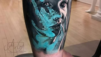 Dengan berjalannya waktu dan kemampuannya semakin meningkat ia pun kini menjadi seniman tato surealis top di dunia. Foto: Instagram/arlotattoos