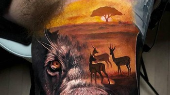 Kepopulerannya tumbuh beberapa tahun yang lalu ketika proyeknya menjadi viral di media sosial. Dia menciptakan tato dengan gaya surealisnya yang dipuji banyak orang. Foto: Instagram/arlotattoos