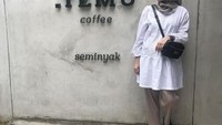 Hobi minum kopi juga membuat Mimi Bayuh senang mengunjungi kafe yang unik-unik. Seperti Titik Temu kafe di Seminyak yang berdesain alami dengan nuansa sejuk dipilih Mimi Bayuh untuk minum kopi sambil bersantai. Foto: Instagram/mimibayuh