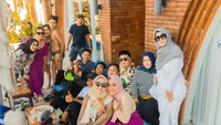 Bersantai bersama di tepi kolam renang, terlihat sosok Mimi Bayuh yang nyempil di antara tim RANS lainnya. Mimi Bayuh dan tim RANS ramai-ramai menikmati hidangan yang lezat serta minuman yang menyegarkan. Foto: Instagram/mimibayuh