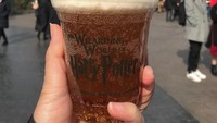Menyambangi Universal Studio, Mimi Bayuh tak lupa datang ke wahana istana Harry Potter. Untuk melengkapi kunjungannya, ia juga menikmati segelas Butterscotch beer yang identik dengan minuman khas film Harry Potter. Foto: Instagram/mimibayuh