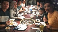 Saat makan malam, Mimi Bayuh menikmati barbeque yang disantap bersama-sama. Duduk di bagian ujung meja, kali ini Mimi Bayuh mengajak keluarganya untuk makan malam bersama. Foto: Instagram/mimibayuh