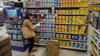 Saenz memilih untuk menyeberangi perbatasan ke Meksiko untuk membeli susu di saat kelangkaan pasokan susu formula di negaranya.