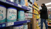 Jika susu formula di sejumlah supermarket AS hampir kosong, rak-rak susu di supermarket Meksiko justru terlihat penuh dengan berbagai pilihan. Tak heran, sejumlah warga AS berdatangan ke Meksiko untuk membeli susu dalam jumlah besar.