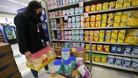 Kelangkaan susu fomula dipicu oleh gangguan distribusi karena pandemi Covid-19. Serta temuan infeksi bakteri pada sejumlah merek susu formula.