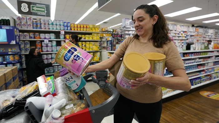Gegara Langka, Emak-emak AS Borong Susu Formula di Meksiko Krisis susu formula tengah melanda Amerika Serikat beberapa waktu belakangan ini. Akibatnya, tak sedikit warga AS yang pergi ke Meksiko untuk berbelanja susu.