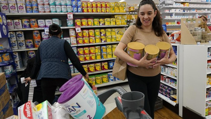 Krisis susu formula tengah melanda Amerika Serikat beberapa waktu belakangan ini. Akibatnya, tak sedikit warga AS yang pergi ke Meksiko untuk berbelanja susu.