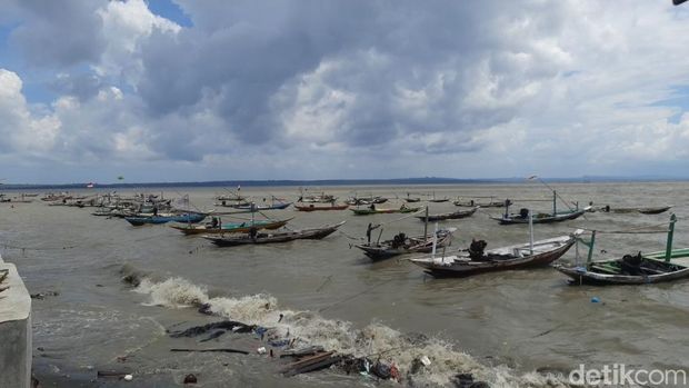 Gelombang tinggi di Pantai Kenjeran Surabaya
