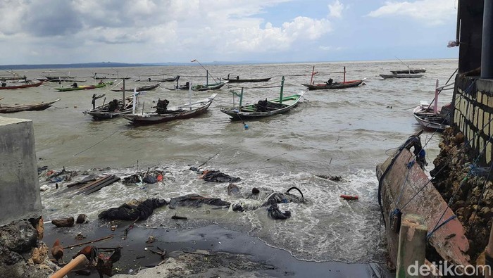 Gelombang tinggi di Pantai Kenjeran Surabaya