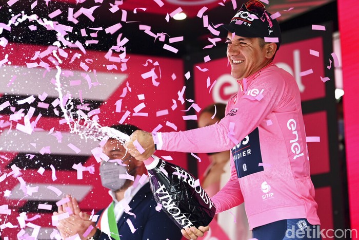 Ecuador's Richard Carapaz wears the pink jersey of the overall leader as he pedals in the pack during the 16th stage of the Giro D'Italia cycling race, from Salò to Aprica, Italy, Tuesday, May 24, 2022. (Fabio Ferrari/LaPresse via AP)